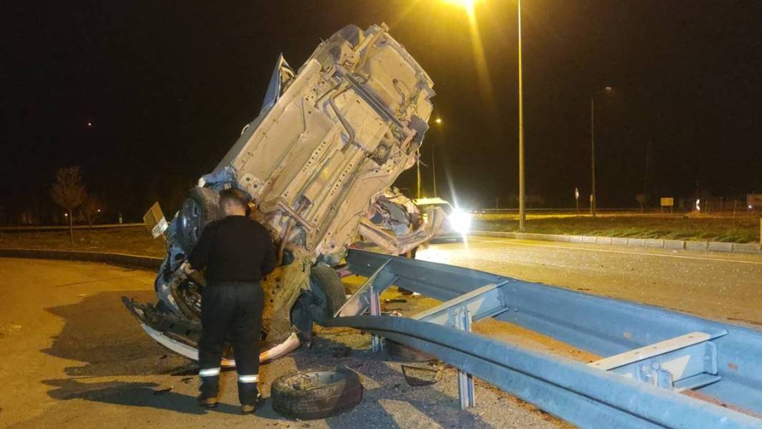 Trafik kazasında 'dik kalan' otomobil hayrete düşürdü! Yollarda ender görülecek manzara 3